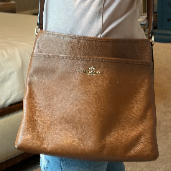 Beautiful all leather Coach crossbody bag. Great condition. See photos! - Picture 4 of 10